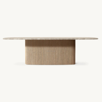 Table de salle à manger ovale de luxe en chêne avec plateau en marbre naturel, piétement colonne cannelée moderne et organique, table de banquet artisanale pour hôtel et villa