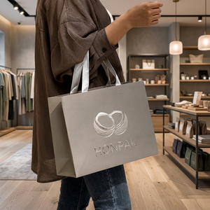 Sac de shopping en papier gris HONPAK avec logo en feuille d'argent, poignées plates, recyclable, style luxueux, sac standard - Product Image 3