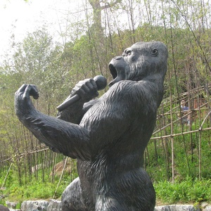 Prodotto di Tendenza: Bellissima Scultura Musicale di Gorilla Cantante in Ottone per Esterni - Product Image 1