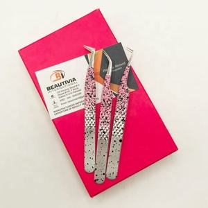 Pinzas para pestañas de acero inoxidable con recubrimiento en polvo personalizadas Agarre de diamante curvo de 90 grados con puntas puntiagudas sostenibles - Product Image 1