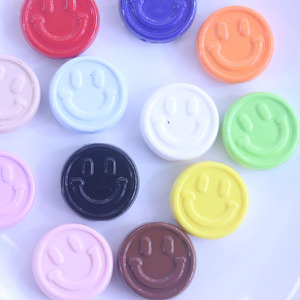 Cuentas Acrílicas Redondas Planas de 20 mm con Caras Sonrientes en Colores Surtidos para Bisutería y Llaveros - Product Image 4