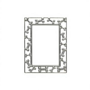 Cadre photo en alliage de zinc moulé sous pression, argenté, forme rectangulaire, motif os de chien et WOOF, 4" x 6", cadre amusant - Product Image 1