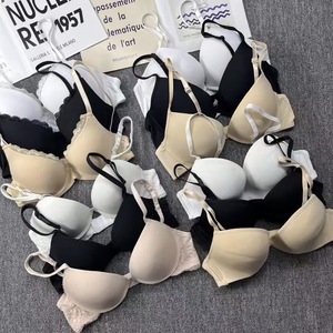 Liquidación de Sujetadores Deportivos Transpirables de Estilos Variados, Tono de Piel Blanco y Negro, Estilo Europeo Americano, Marca Love, Surtido Mixto - Product Image 2