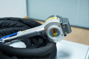 TIPTOP 300W Machine de nettoyage laser portable refroidie à l'eau, antirouille laser à main pour une élimination efficace de la peinture et des oxydes - Product Image 4