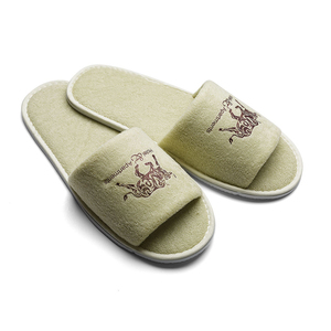 Pantofole di Lusso Personalizzate per Hotel 5 Stelle, Ciabatte Usa e Getta a Punta Aperta in Peluche per Ospiti - Product Image 1