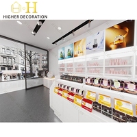 Vitrine murale moderne et tendance orange et blanche pour magasin de beauté, présentoir cosmétique, présentoir de maquillage