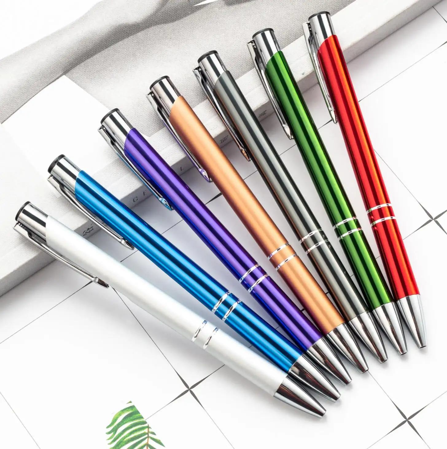 Yeni promosyon ucuz top noktası Metal kalemler kişiselleştirilmiş özel lazer kazınmış baskı markalı Logo üreticisi tükenmez hediye