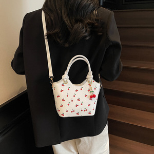 Sac à main mini seau pour femme à imprimé cerises, avec poignée nouée et bandoulière amovible, porté épaule ou croisé - Product Image 5