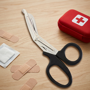 Tijeras de Acero Inoxidable con Mangos Negros para Uso en Enfermería y Emergencias Médicas - Product Image 1