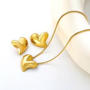 Juego de Joyería de Acero Inoxidable Chapado en Oro PVD de 18K Personalizado, Resistente al Agua, con Diseño de Corazón Liso y Grueso, Incluye Aretes y Collar con Colgante - Product Image 5