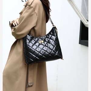 Sacs à dos à double usage avec chaîne en treillis de diamant de style luxueux et léger Sac à bandoulière pour femme tendance de haute qualité pour filles et femmes - Product Image 5