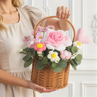 Panier de fleurs au crochet fait main, mélange de roses, tournesols et tulipes, ornement de bureau esthétique, cadeau pour la fête des mères et la fête des enseignants