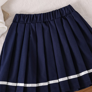 Set Moda 2 Pezzi per <span class=keywords><strong>Bambina</strong></span>: <span class=keywords><strong>Felpa</strong></span> <span class=keywords><strong>Bianca</strong></span> con Scritta + Gonna Plissettata Blu Navy - Product Image 6