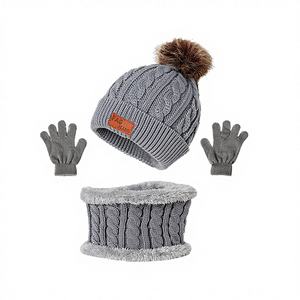 Ensemble 3 pièces bonnet, écharpe et cache-cou en polaire tricoté au crochet pour enfants, bébés et tout-petits, style uni brodé avec pompon - Product Image 3