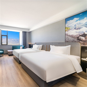 Ensemble de chambre double pour hôtel 3 étoiles, sur mesure, avec tête de lit capitonnée, cadre de lit en panneaux de bois MDF, table de chevet et draps. - Product Image 2