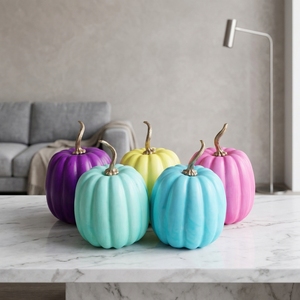 ฟักทองประดิษฐ์จากโฟมสีสันสดใสสมัยใหม่ เหมาะสำหรับตกแต่งโต๊ะในวันขอบคุณพระเจ้า วันฮาโลวีน วันรับปริญญา วันอีสเตอร์ และงานปาร์ตี้ต่างๆ สำหรับตกแต่งบ้าน - Product Image 1