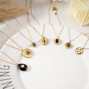 Collier vintage en acier inoxydable avec pendentif géométrique plaqué or et breloque en pierre naturelle - Product Image 3