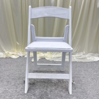 Chaise pliante en résine rembourrée blanche Wimbledon empilable pour mariage, événement, fête, banquet, extérieur – Vente en gros