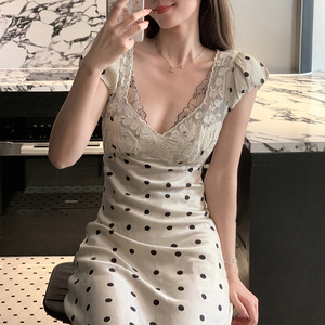 เดรสผ้าซาตินลายจุดสไตล์ฝรั่งเศส แต่งขอบลูกไม้ คอวี เหมาะสำหรับใส่ไปเที่ยวคลับช่วงฤดูร้อน เอวเข้ารูป ผลิตจากผ้าโพลีเอสเตอร์ - Product Image 1