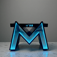 Cabine DJ futuriste en acier inoxydable en forme de U avec logo lumineux personnalisé, cadre incurvé, table de console DJ éclairée avec roulettes
