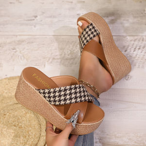 Nouvelles sandales de plage compensées pour femmes 2025 – Style européen et américain, grandes tailles, couleur unie, à lanières croisées et sequins - Product Image 1