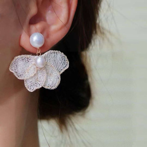 Pendientes de Perlas y Flores de Encaje Hechos a Mano, Artesanía Italiana en Encaje, Oro de 14K Importado de EE. UU., Perla Natural de Agua Dulce - Product Image 4