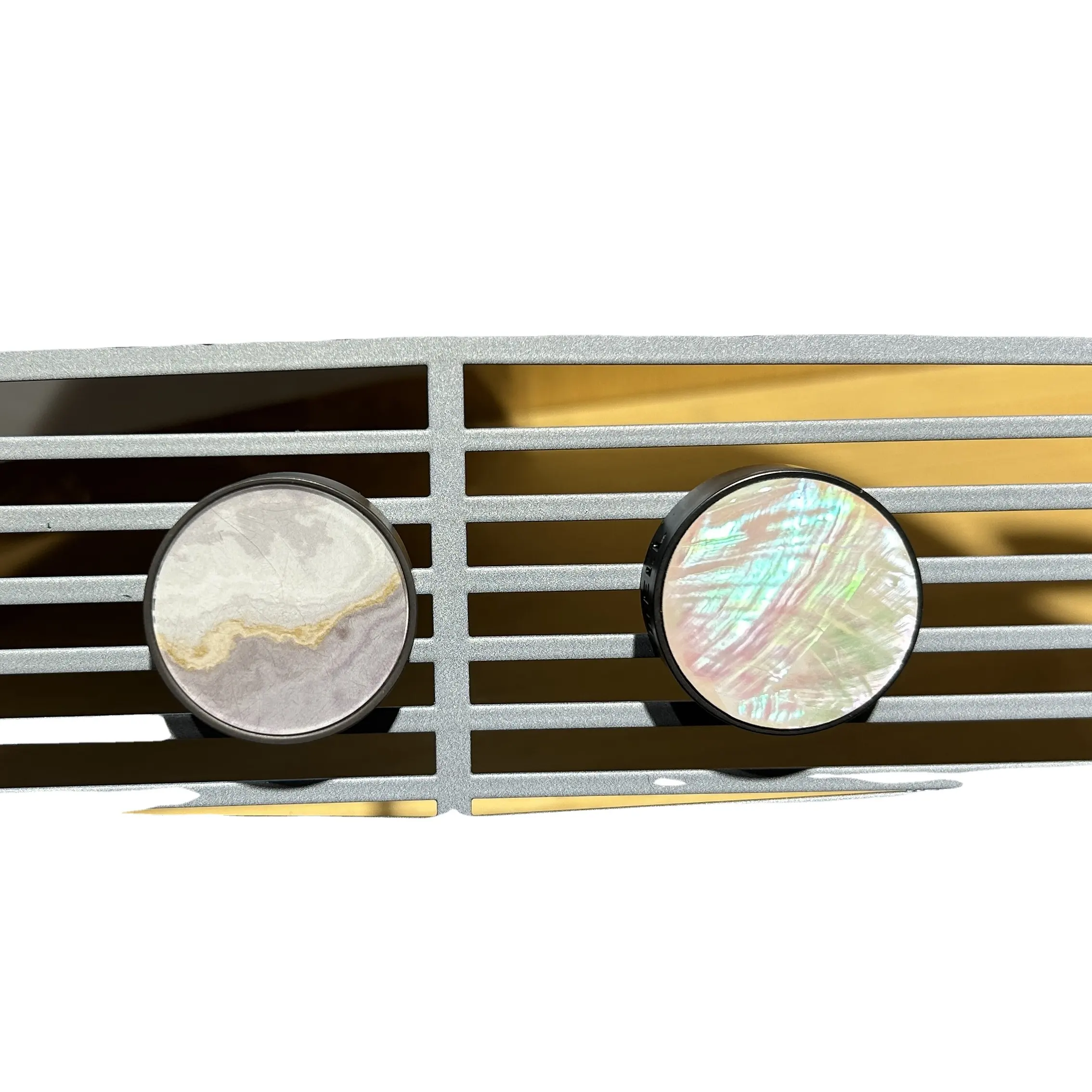 Nuevo diseño de esmalte Clip de fragancia de coche Difusor de coche personalizado Difusor de clip de ventilación con almohadillas