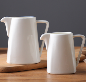 Pichet à crème en porcelaine fine de haute qualité, classique et écologique, 350 ml, avec bec verseur, poignée et sans couvercle, pour la distribution de sauces en hôtel - Product Image 1