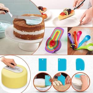 Set per Decorazione Torte con Teglia Antiaderente in Plastica, Raschietto per Crema e Piatto Girevole - Tutto il Necessario per la Pasticceria - Product Image 2