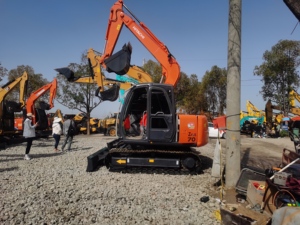 Excavadora pequeña sobre orugas Hitachi ZX70 de alta calidad, bomba de Motor operativo de 7 toneladas, venta de PLC, equipo de maquinaria de segunda mano - Product Image 2