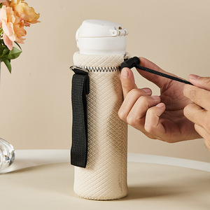 Housse de bouteille portable d'extérieur en néoprène isolante, sac de transport pour bouteille d'eau avec sangle réglable et mousqueton - Product Image 4