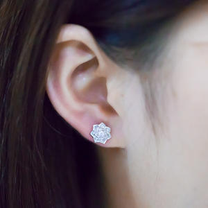 Boucles d'oreilles clous Fleur Dorée en Or Massif 18K avec Diamant Rond Sertie Griffe, Bijoux Fins Romantiques pour Femme au Quotidien - Product Image 4