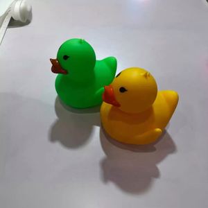 Pato Flotante de Vinilo para Baño y Playa, de Plástico Multicolor, con Logotipo Personalizado en Color Amarillo, para Niños - Product Image 3