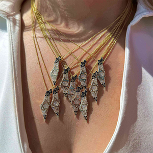 Ciondolo Gemnel Mappa della Terra d'Israele con Diamanti e Zaffiri, Collana con Pendente Placcato Oro 14K, Design con Zirconia Blu e Charm Stella di David - Product Image 2
