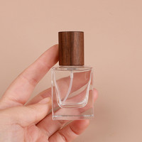 2023 nouveau produit bouteille portable de luxe 30ml atomiseur de parfum bouteille en verre rechargeable avec couvercle en bois