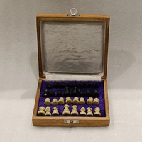 Jeu d'échecs carré en bois poli et peint fait main, jeu de société moderne avec pièces en bois durables pour la décoration intérieure, les cadeaux et les collections