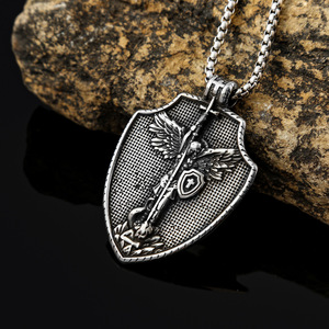 Yunnique – collier rétro avec pendentif bouclier d'ange en acier inoxydable pour hommes, bijoux à la mode, cadeau, 3.0x60cm - Product Image 1