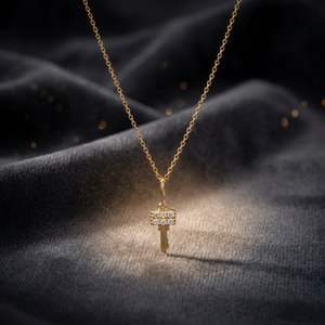 Collar con Colgante de Llave de Lujo Chapado en Oro, Micro Pavé de Diamantes Cultivados en Laboratorio, Certificado IGI, Joyería Fina, Elegante Amuleto de Llave - Product Image 4