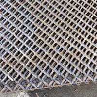 Grillage soudé vibrant à maille plate, traitement de découpe et de pliage, grillage métallique noir pour l'exploitation minière et l'énergie