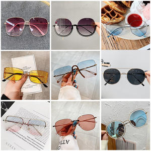 แว่นกันแดดโลหะสำหรับผู้หญิง Qianai กรอบใหญ่ทรงไม่สมมาตร ป้องกันรังสียูวี 400 รุ่นที่ 3 ดีไซน์ทันสมัยสไตล์เกาหลี - Product Image 1