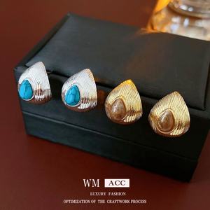 ต่างหูทรงหยดน้ำหินธรรมชาติทรงเรขาคณิตชุบทองเหลืองสีทองสไตล์วินเทจเรโทรสุดหรูหราทันสมัย - Product Image 1