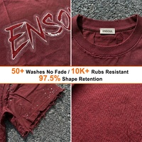 T-shirt personnalisé 100 % coton bordeaux, effet vintage délavé avec bords effilochés, logo imprimé effet peinture pulvérisée et détail de manche orné de strass