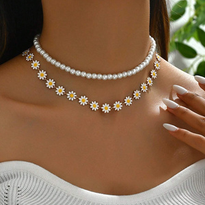 Collar Doble de Moda con Pequeñas Margaritas y Perlas Lisas, Cadena de Clavícula de Dos Capas, Accesorio Diario Lindo y Dulce para Adolescentes - Product Image 2