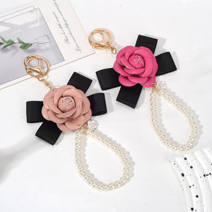 Llavero de Moda con Flor de Camelia, Lazo de Cinta Negra <span class=keywords><strong>y</strong></span> Correa de Perlas Artificiales, Elegante Colgante para Bolso de Uso Diario - Product Image 6