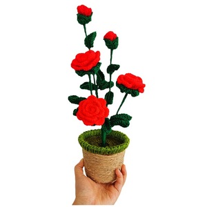 Vente en gros de poupées amigurumi au crochet faites à la main, ornements décoratifs en forme de rose, tournesol et œillet, et pots de fleurs - Product Image 4