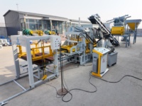 Machine de fabrication de blocs de béton hydraulique entièrement automatique QT4-15B avec contrôle PLC, économe en énergie, pour la production de briques creuses et de pavés.