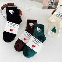Chaussettes mi-mollet pour femmes de couleur verte avec des motifs en forme de cœur, adaptées aux entraînements de style scolaire