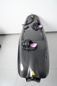 เซิร์ฟบอร์ดไฟฟ้า Shark Customized 48V 10KW พร้อมพื้นคาร์บอนไฟเบอร์ ความเร็ว 45-60 กม./ชม. ใช้งานได้นาน 60-90 นาที สำหรับใช้งานในทะเล - Product Image 4