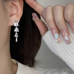 Eleganti Orecchini Lunghi a Forma di Mughetto per Donne, Accessori per Orecchie Dolci da Indossare Ogni Giorno - Product Image 2