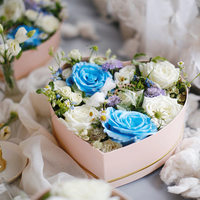 Hartvormige bloemengeschenkdoos met rozenboeketten, dubbelwandig uitgehold ontwerp, gouden opdruk, bronzen randen, transparant venster, fruit.